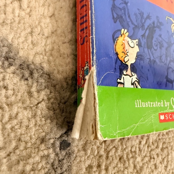 Roald Dahl Book Set - The Witches & The Magic Finger - Picture 3 of 4